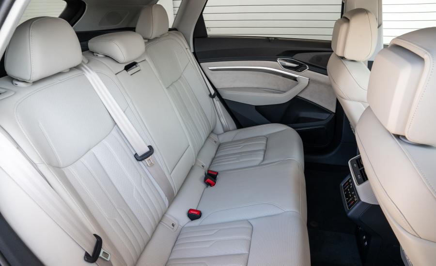 Интерьер Audi e-tron 55 Quattro 2019 года  (NA) (фото 20 из 40)